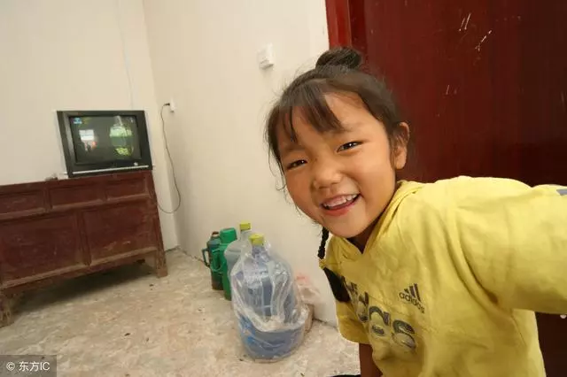 我外出打工回家,家裡變了樣,晚上開燈看到老婆的手,淚流滿面!