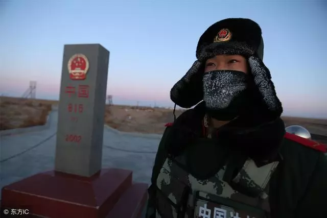母親病重,找老戰友借錢,他拿了一沓零錢給我,打開後羞愧不已!