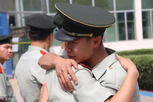 母親病重,找老戰友借錢,他拿了一沓零錢給我,打開後羞愧不已!