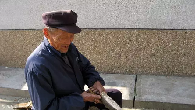 父親六十壽辰,我轉帳4000塊錢,晚上手機一閃,我和娘家不相往來