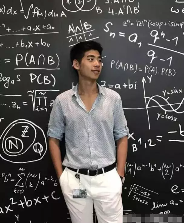 何超蓮跟竇驍戀愛,何超盈即將生娃,陰謀論上線:賭王快不行了!