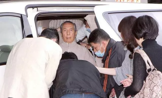 何超蓮跟竇驍戀愛,何超盈即將生娃,陰謀論上線:賭王快不行了!