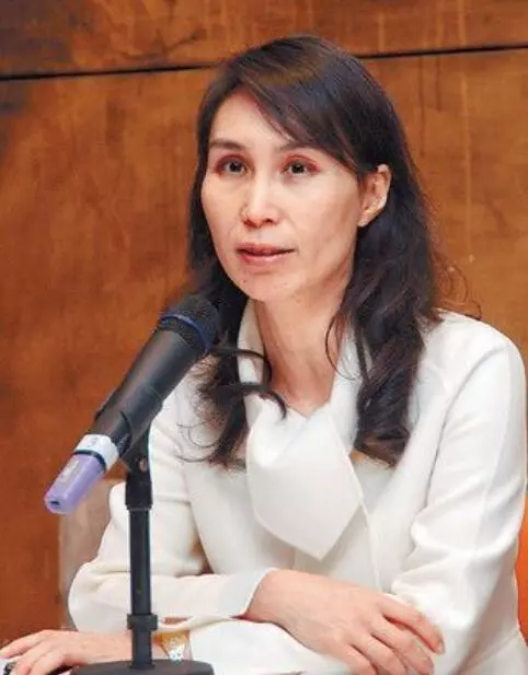 何超蓮跟竇驍戀愛,何超盈即將生娃,陰謀論上線:賭王快不行了!
