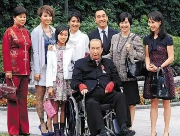 何超蓮跟竇驍戀愛,何超盈即將生娃,陰謀論上線:賭王快不行了!