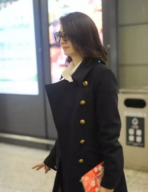 洪欣打扮精緻現身商演,唱鄭秀文的情歌有深意?右手婚戒也不見了!