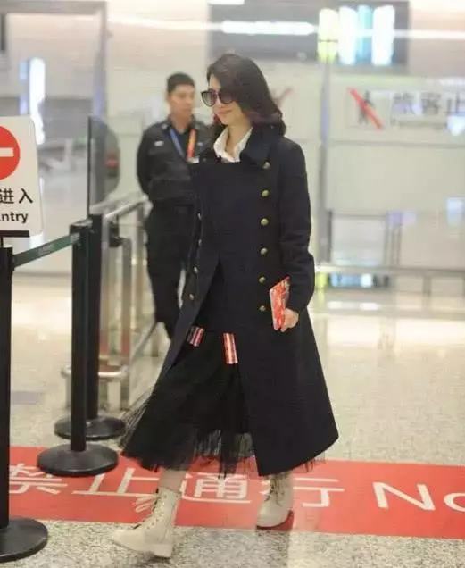 洪欣打扮精緻現身商演,唱鄭秀文的情歌有深意?右手婚戒也不見了!