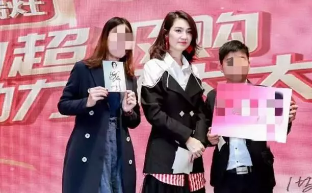 洪欣打扮精緻現身商演,唱鄭秀文的情歌有深意?右手婚戒也不見了!