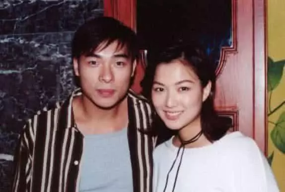 洪欣打扮精緻現身商演,唱鄭秀文的情歌有深意?右手婚戒也不見了!