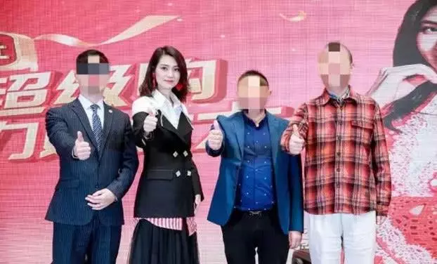 洪欣打扮精緻現身商演,唱鄭秀文的情歌有深意?右手婚戒也不見了!