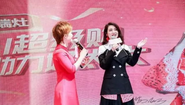 洪欣打扮精緻現身商演,唱鄭秀文的情歌有深意?右手婚戒也不見了!