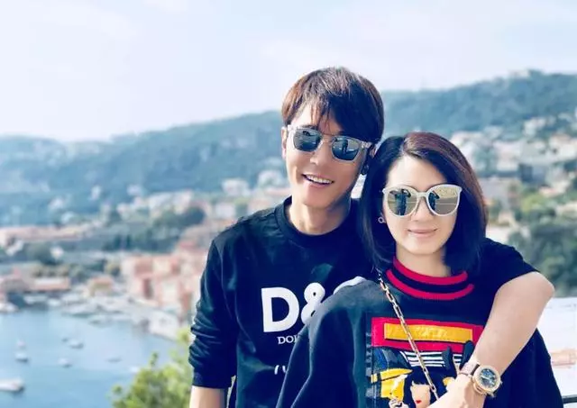洪欣打扮精緻現身商演,唱鄭秀文的情歌有深意?右手婚戒也不見了!