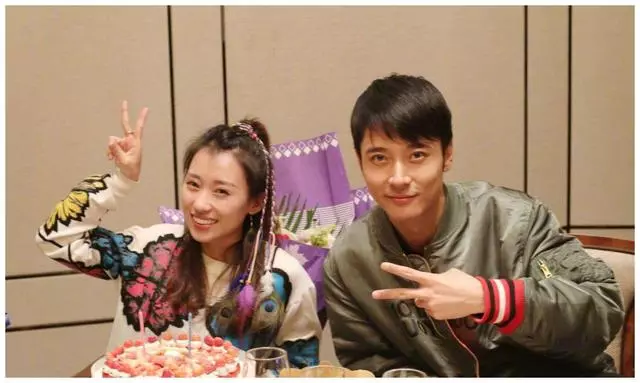 洪欣打扮精緻現身商演,唱鄭秀文的情歌有深意?右手婚戒也不見了!