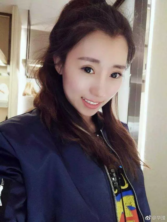 洪欣打扮精緻現身商演,唱鄭秀文的情歌有深意?右手婚戒也不見了!