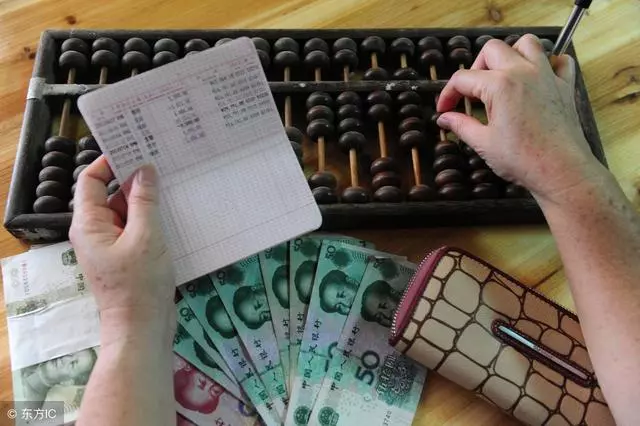 月薪5000交妻子4500,十年後我看到存摺的餘額,我氣得直哆嗦!