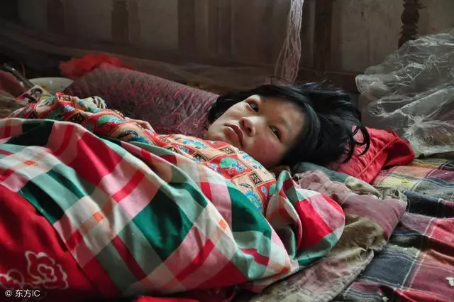 我臥床養胎六十歲婆婆每天給我喂飯,偷偷下床去廚房,我淚流滿面