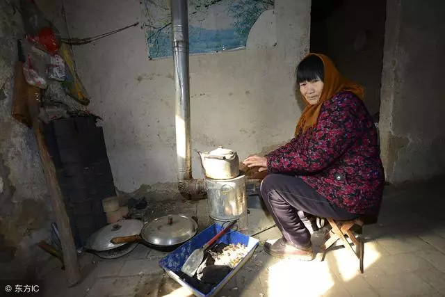 我臥床養胎六十歲婆婆每天給我喂飯,偷偷下床去廚房,我淚流滿面