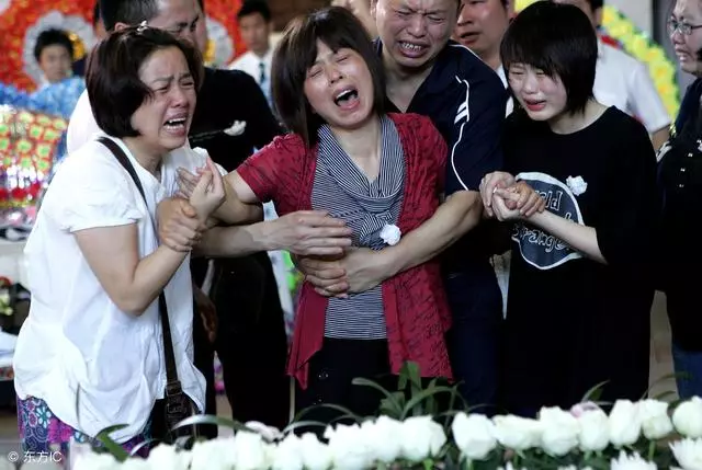 前妻去世,我帶兒子參加葬禮,兒子指著靈堂花圈,我氣得直哆嗦!