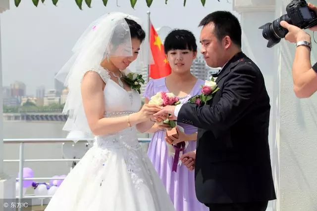 老婆出車禍,我提離婚,一年後她再婚,看到婚禮現場我不敢相信!