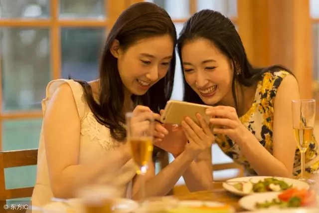 老婆生完孩子後胖如豬,嫌丟人提離婚,一年後超市相遇我成笑話!