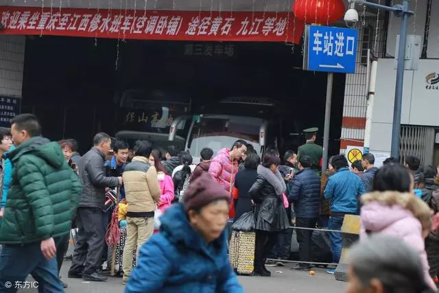 我向兒子借錢買車票,兒媳讓寫欠條,回家打開欠條,我淚流滿面!
