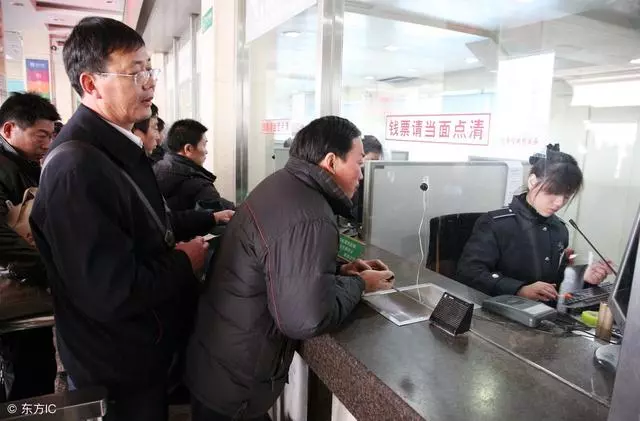 我向兒子借錢買車票,兒媳讓寫欠條,回家打開欠條,我淚流滿面!
