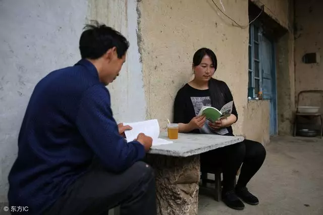 我帶3歲女兒相親,女兒躲桌下面和我說句話,我決定非他不嫁