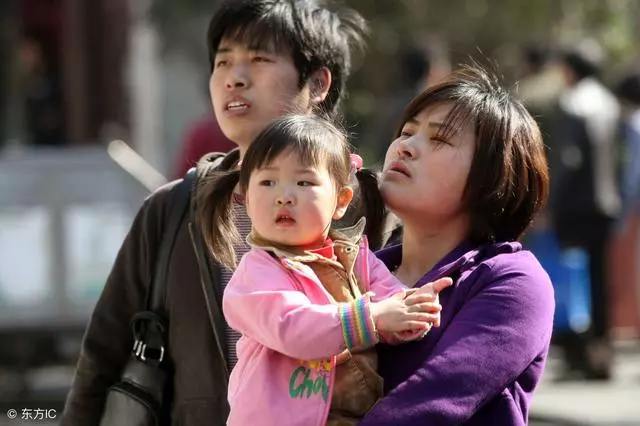 我帶3歲女兒相親,女兒躲桌下面和我說句話,我決定非他不嫁