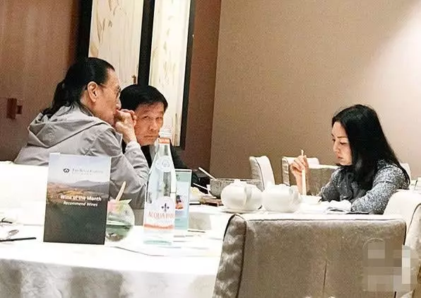 謝霆鋒爸爸不甘寂寞,港媒曝82歲謝賢密會電眼艷女
