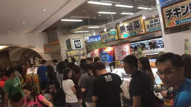 新加坡的這家超市,凌晨人流絡繹不絕!白天擠爆了