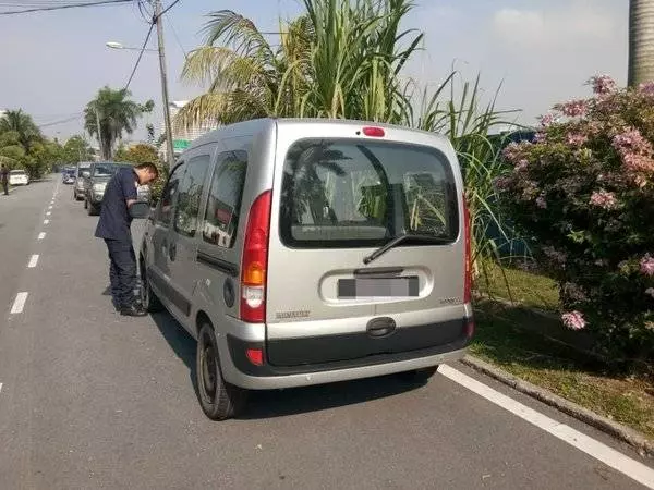 實在過份!住家充修車廠,堵交通!霸車位!礙市容!