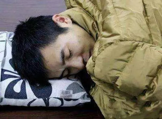 老公撒謊出差,帶第三者出國旅遊,忘拿身份證返回去,推開門傻啦