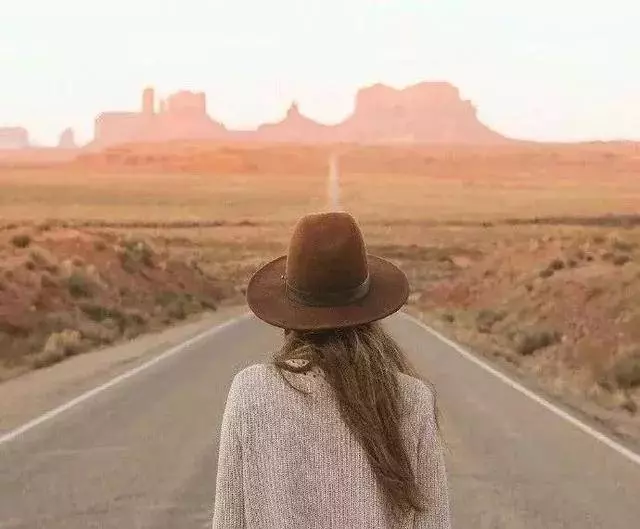 老公撒謊出差,帶第三者出國旅遊,忘拿身份證返回去,推開門傻啦