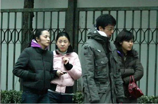 老公撒謊出差,帶第三者出國旅遊,忘拿身份證返回去,推開門傻啦