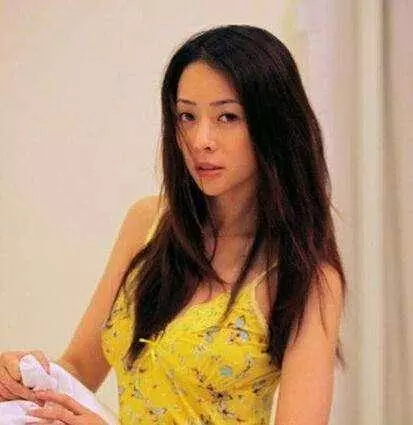 女星遭51歲富商男友家暴,打成腦震蕩頭骨骨折還吐血慘不忍睹~