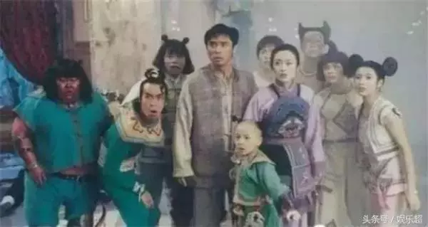 50歲張敏全家照曝光!老公竟是冷峻帥哥!三字點評周星馳太準確!