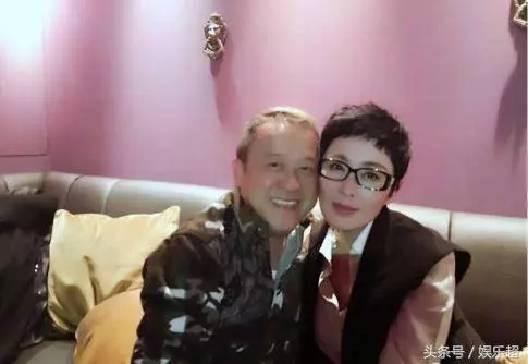 50歲張敏全家照曝光!老公竟是冷峻帥哥!三字點評周星馳太準確!