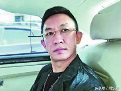 50歲張敏全家照曝光!老公竟是冷峻帥哥!三字點評周星馳太準確!