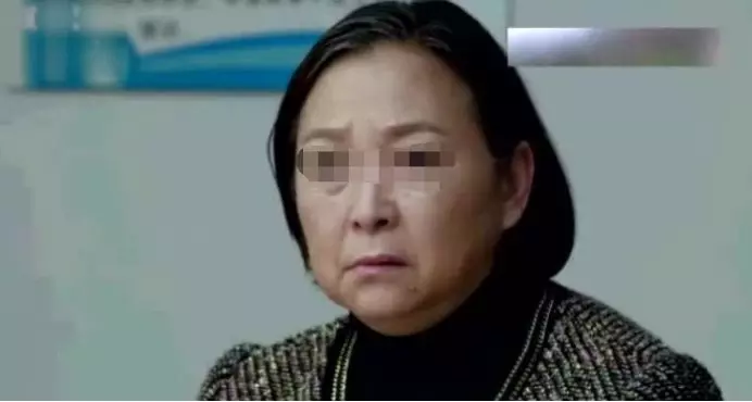 小伙娶四十歲阿姨,婚後第二天阿姨卻賴床,小伙揭開被單,癱在地