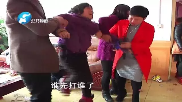 兒媳房間惡臭髒得像豬窩,婆婆看不下去開罵,兒媳潑尿暴打婆婆