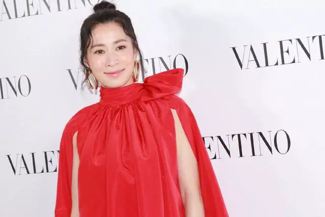 42歲舒淇與43歲佘詩曼,同梳丸子頭龍鬚劉海,明明兩人只相差一歲,卻讓人一言難盡