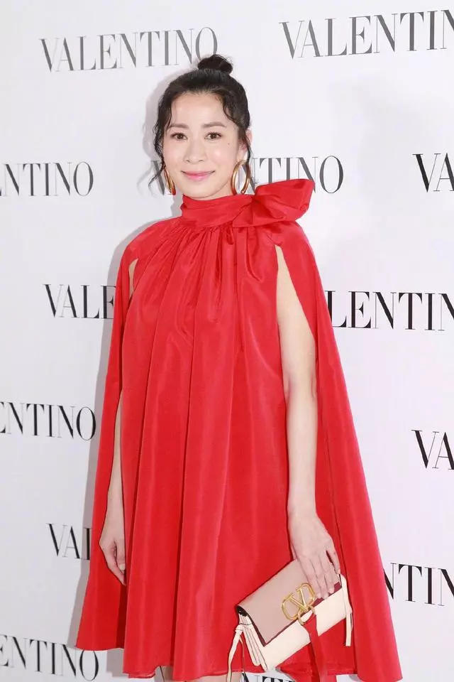 42歲舒淇與43歲佘詩曼,同梳丸子頭龍鬚劉海,明明兩人只相差一歲,卻讓人一言難盡