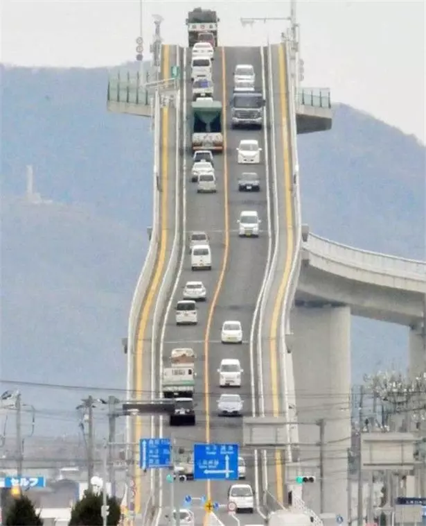 每天都要這樣上下班?這座「幾乎90度垂直」的橋,開上去一熄火就掉下來了吧?