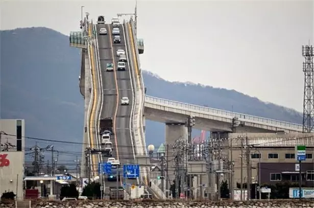每天都要這樣上下班?這座「幾乎90度垂直」的橋,開上去一熄火就掉下來了吧?