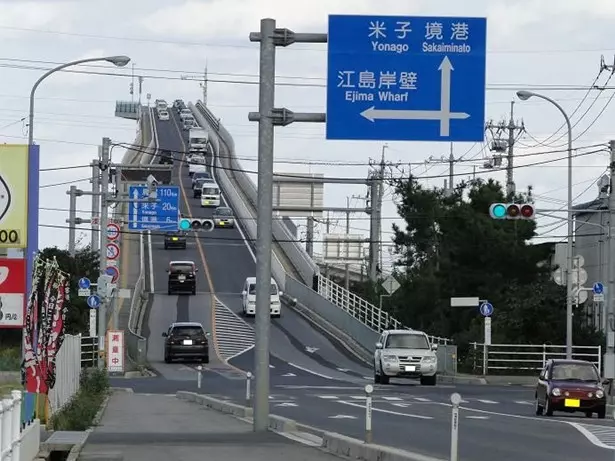 每天都要這樣上下班?這座「幾乎90度垂直」的橋,開上去一熄火就掉下來了吧?