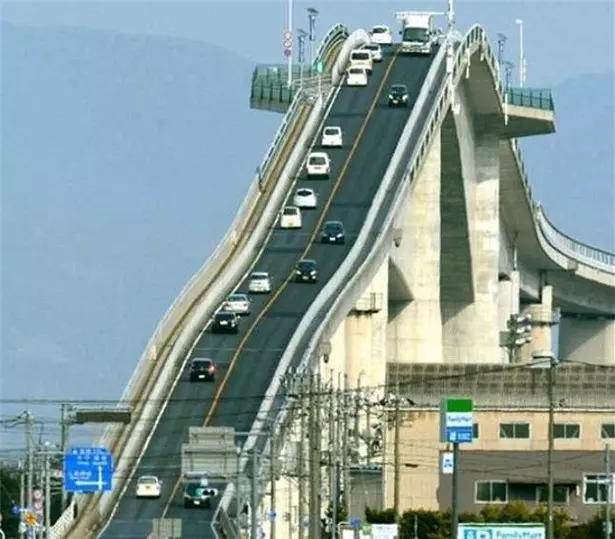 每天都要這樣上下班?這座「幾乎90度垂直」的橋,開上去一熄火就掉下來了吧?