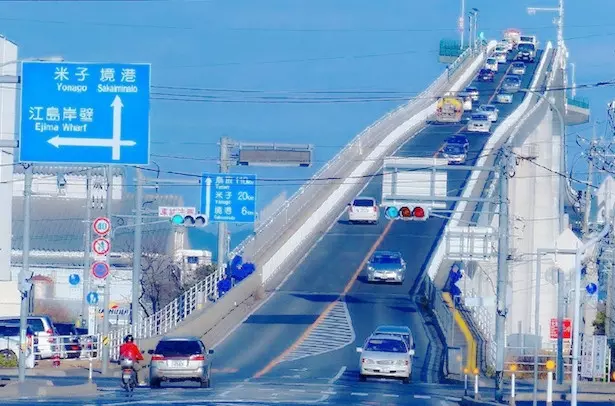 每天都要這樣上下班?這座「幾乎90度垂直」的橋,開上去一熄火就掉下來了吧?