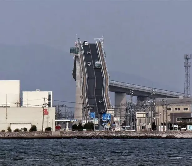 每天都要這樣上下班?這座「幾乎90度垂直」的橋,開上去一熄火就掉下來了吧?