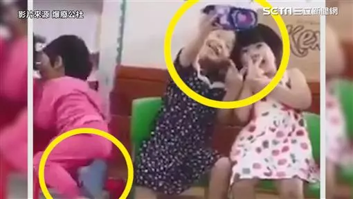 天真小女孩開心自拍!細看發現...手機竟是拖鞋 【內附視頻】