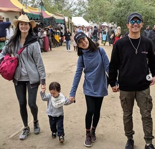 林依晨首攜夫罕正面同框,穿寬鬆衣嬌小可人很幸福,網友歎「超哥終於露臉」:幸福的婚姻,從來不需要炫耀