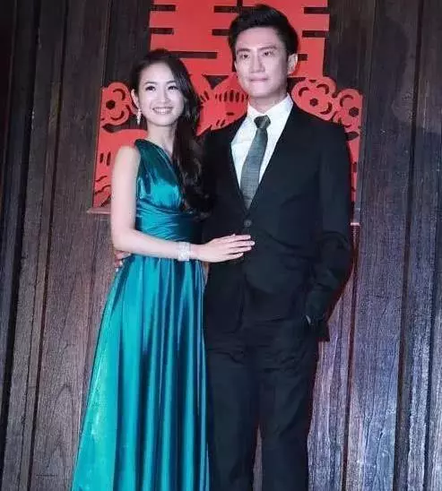 林依晨首攜夫罕正面同框,穿寬鬆衣嬌小可人很幸福,網友歎「超哥終於露臉」:幸福的婚姻,從來不需要炫耀